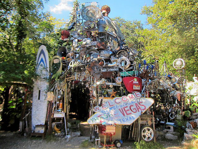External Structure of the Cathedral of Junk / Wikimedia / Jennifer
Link: https://commons.wikimedia.org/wiki/File:Cathedral_of_junk_austin.jpg