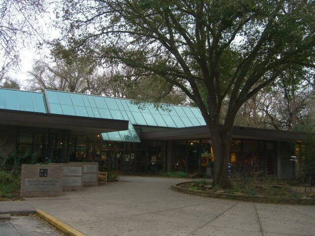 Houston Arboretum and Nature Center / Wikimedia / Nick Juhasz
Link:  https://commons.wikimedia.org/wiki/File:Houston_Arboretum_CIMG1216.JPG