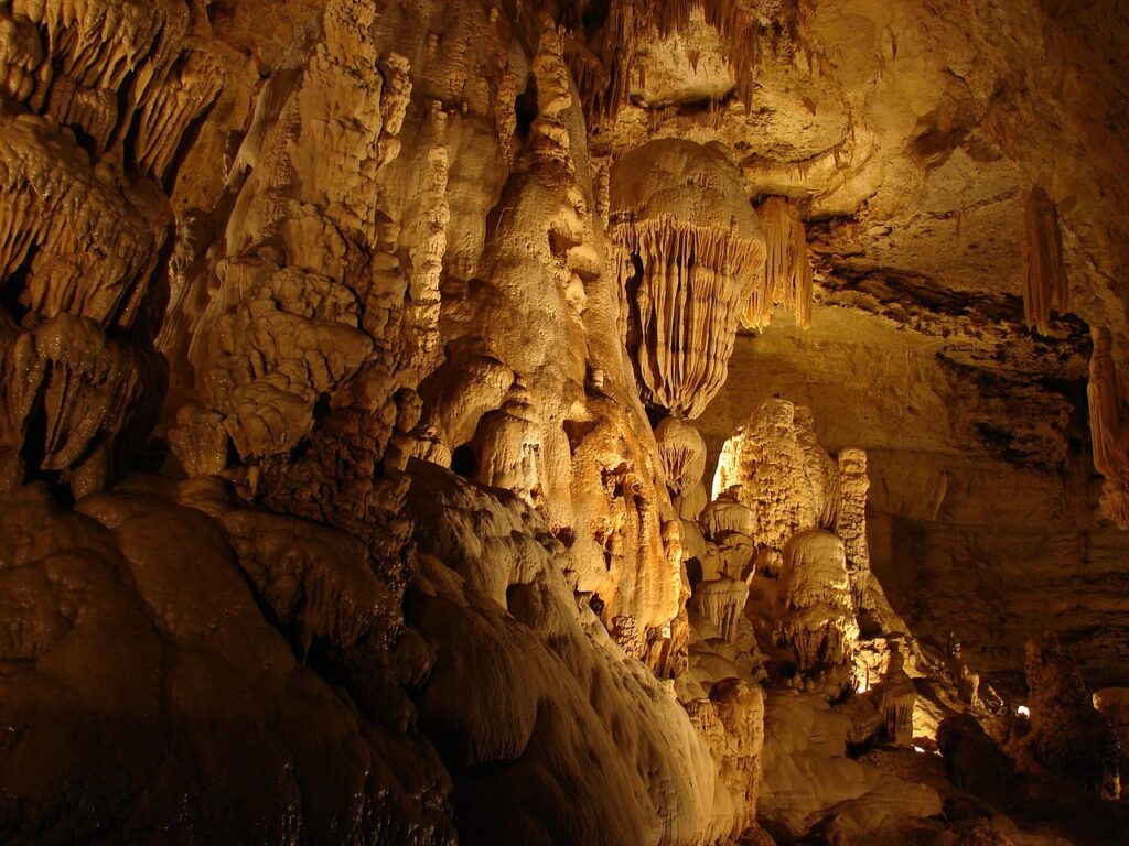 Insides of the Natural Bridge Caverns / Wikipedia / Rei 

Link: https://en.wikipedia.org/wiki/Natural_Bridge_Caverns#/media/File:NaturalBridgeCaverns11.jpg