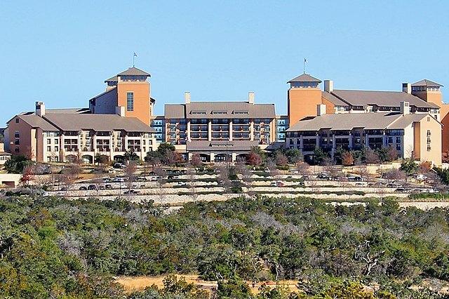 Outside view of JW Marriott San Antonio Hill Resort & Spa / Wikimedia / Larry
Link: https://commons.wikimedia.org/wiki/File:Marriott_san_antonio_resort.jpg