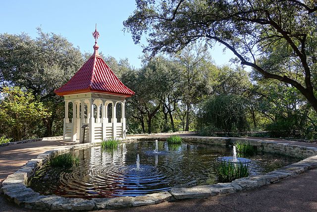 Zilker Botanical Garden / Wikimedia / Daderot
Link:  https://commons.wikimedia.org/wiki/File:Pool_-_Zilker_Botanical_Garden_-_Austin,_Texas_-_DSC08880.jpg