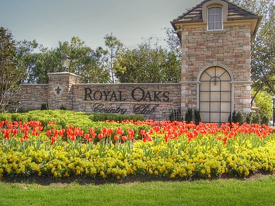 The gorgeous tulips at the entrance of Royal Oaks Country Club/ Flickr/ Indibang
Link: https://flic.kr/p/67YPWk
