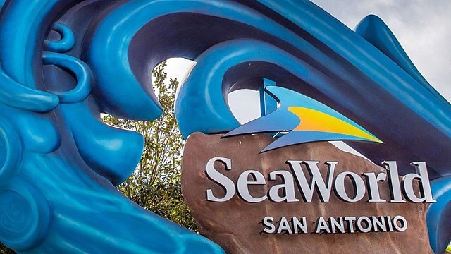 Entrance sign at SeaWorld San Antonio / Wikimedia / Bypassers
Link: https://commons.wikimedia.org/wiki/File:SeaWorld_San_Antonio_2019.jpg