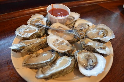 Half Shell Oysters at Captain Tom's Seafood restaurant / Flickr/ KC Taffinder
Link: https://www.flickr.com/photos/taffinder/8745038728/