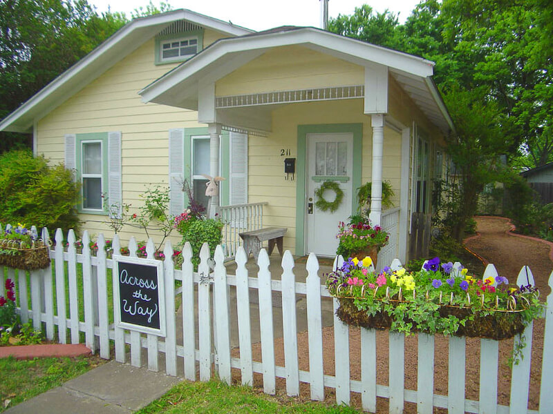 Front Porch of Across the Way / Flickr / Tammy Sikes
Link: Link: https://flickr.com/photos/absolutecharm/4464681321/in/album-72157623814988564/