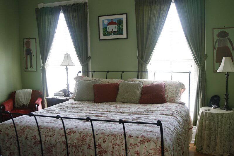 Bedroom at The Austin Folk House / Flickr / Caroline Donahue
Link: https://flickr.com/photos/remabulous/243524727/in/photolist-nw8qc-nw8Lu-48ogSx-4G69YM-4P2s87-5EGuRr-8HsjS2-Js41r3-8cN4mX-JKYj2M-JSVJNt-4dwC96-24RPyP-6QGGr1-eb4hKE-yQd4NU-53Z27w-huK9SF-7iRnh7-8zWVoA-DZ6sgA-bsQKR7-9Fo8Jo-JSVH7x-JPS3Pf-DziFd1-JKYhT4-bFJWue-efvshK-JKYisF-4UR81m-4ULTU4-2fnKUAA-4UR7jb-4UR8cU-bFJWua-4dADgd-huGVrD-6jwUuh-JKYhrT-JPS3rb-4u58bb-4dwENk-bsQ9r7-bFJWup-bFJS4x-bsQ9qL-huFqQy-huGeVK-huHWpM
