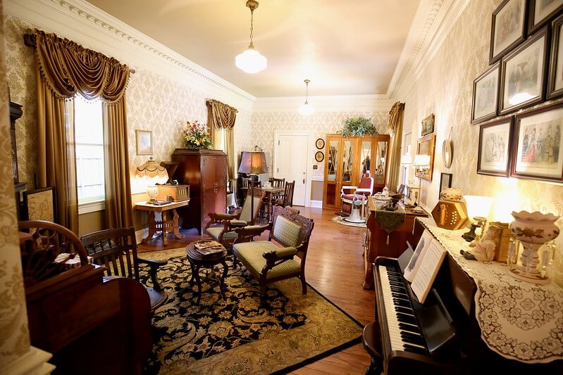 Interior view of the Azalea Inn Bed and Breakfast / Flickr / Steve Miller
Link: https://www.flickr.com/photos/smiller999/20726016289/in/photolist-xzufyr-SJp5Ag-aJp4iX-bWtxF8-LJU1C-qruPE-qrukz-WZZjJ-WZZu9-WZZkq-WZZmj-WZZuw-9M3Hh2-9M2owZ-qrynG-qrqdQ-qrpBq-qrvQ6-qrnUQ-qrqUM-qrh4n-qrwoQ-qrsaJ-qrosF-qryZr-qrtYo-qrvmc-qrtzk-qrp3q
