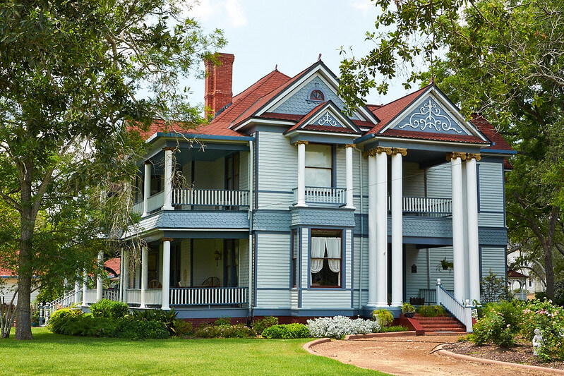 Exterior view of the Calvert Inn Gourmet Bed and Breakfast and Restaurant / Flickr / Richard Childress
Link: https://flickr.com/photos/rchldrss/9445841531/in/photolist-y435tJ-4xiLqS-7rJwp4-7rNrkQ-7rJvHK-foGpAK-8zpogQ-fnAEf5-fnAECs-fnmstP-7rJBzZ-2nQ76uz-7rJCST-7rJAWR-4b1F1q-4bGdPr-8wrxJo-9oneS4-9cJhnw-9cFbSD-5cF27J-75VQ6Q-7rJCfp-4a3zs-73SQxY-7M8G1p-7McEJA
