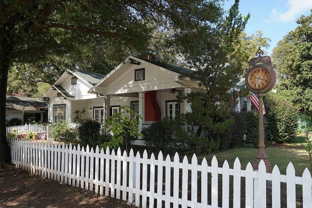 
Right side view of the Carriage House Bed and Breakfast / Wikipedia Commons / Michael Barera
Link: https://commons.wikimedia.org/wiki/File:Jefferson_October_2016_33_(Carriage_House_Bed_and_Breakfast).jpg
