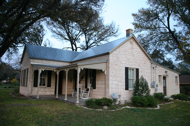 Exterior view of Cindy's Bed and Breakfast / Flickr / Tammy Sikes
Link; https://flickr.com/photos/absolutecharm/4464683033/in/photolist-7NwEHF-az3kFw-2k4AE4-7BUUnj-2k4DhR-nXWiF-8J3vDG-asByfL-31i8jQ-5FqXzn-7NwEda-7NzDfQ-7NvDKk-31dASn-7tHU7d-31dztk-7NzDow-7NzCz1-7NAE5U-7NvXvv-7NvCQM-5FqY9B-7NmH64-6jPkxJ-7NvXAT-7NvW5V-7NvXcn-7NvV68-7NADF3-7NvXPc-6YtK4r-7NwEhR-7NwEua-7NzVQq-7NvEqg-7NzVCj-dnwid-7NzDUo-5AkMwB-3qduKa-7NkW6Z-7NvCxZ-7NAEe9-7NvDF8-7NzF9d-7NzDiS-7NvEkr-7NvD9z-23W94dY-9KGFxL
