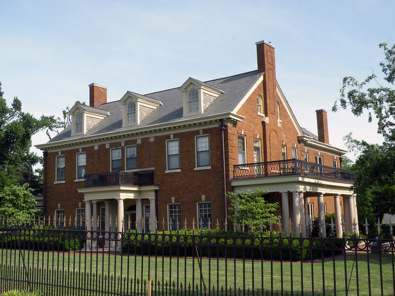 Exterior view of Kennedy Manor Bed and Breakfast / Flickr / Daniel Jeffries
Link: https://www.flickr.com/photos/dscott28604/4774784884/in/photolist-qLqn33-2h8Z5Jj-4K7nLb-8gW2cj
