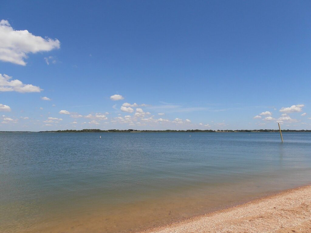 A serene view of Lavon Lake / Wikimedia Commons / Robert Nunnally
Link: https://commons.wikimedia.org/wiki/File:Lake_Lavon_Vista.jpg