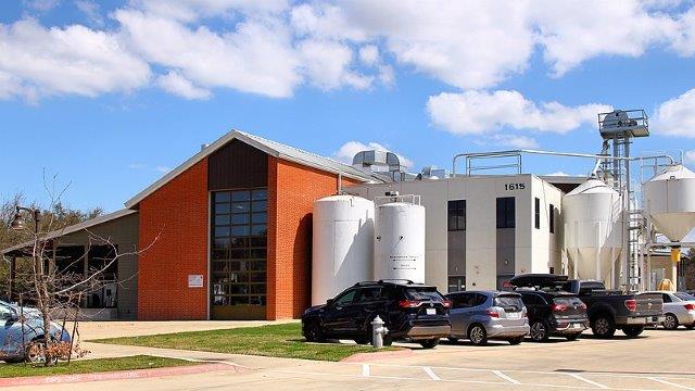 Exterior view of Live Oak Brewery Company / Wikimedia / Larry D. Moore
Link: https://commons.wikimedia.org/wiki/File:Live_Oak_Brewing_Company_Austin_Texas_2021.jpg