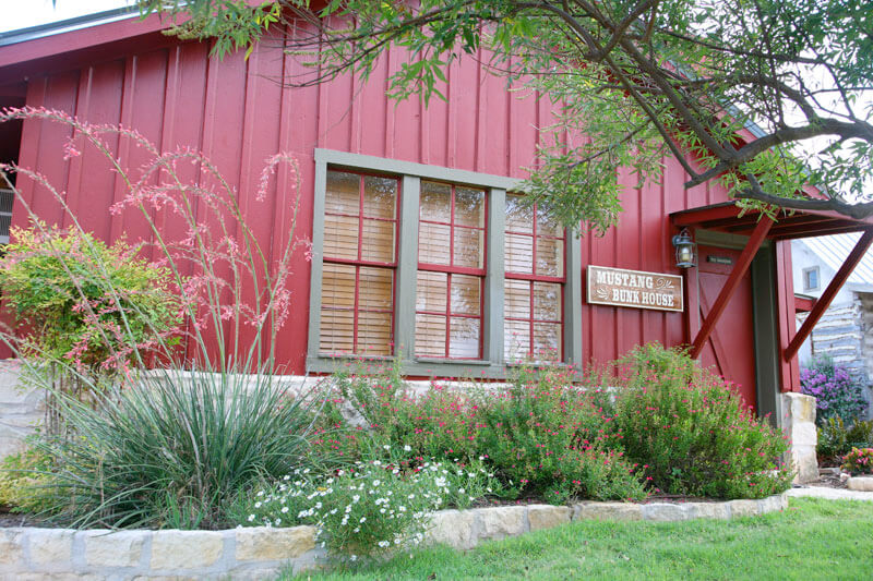 Exterior view of Mustang Bunk House at Chuckwagon Inn / Flickr / Tammy Sikes
Link: https://flickr.com/photos/absolutecharm/4465263624/in/album-72157623814988564/
a
