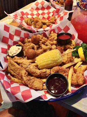 Seafood Dinner at Razzoo’s Cajun Seafood Café / Flickr / ricky ray
Link: https://www.flickr.com/photos/ray_echo/20939075328/