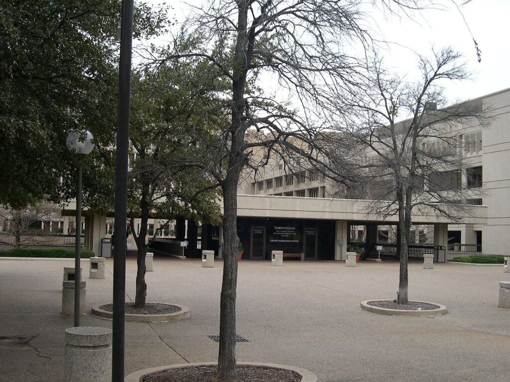 UT Southwestern Plaza 1/Wikimedia Commons/Ansem27

Link: https://commons.wikimedia.org/wiki/File:UT_Southwestern_Dallas_Plaza1.jpg