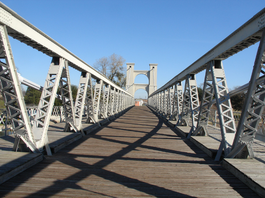 Waco Suspension Bridge/ Wikimedia Commons/ Georgi Petrov
Link: https://commons.wikimedia.org/wiki/File:WacoBridge01.jpg