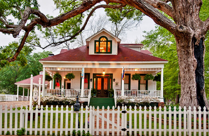 Exterior view of White Oak Manor Bed and Breakfast / Flickr / TDoriot
Link: https://www.flickr.com/photos/65845294@N05/11388279024/in/photolist-qLqn33-pRHbDQ-bvHMZP-bvHPve-imkUAm-2nzYQv4-2kiEmMZ-2jtPKsf-2jtT8Mt-2jtRQne-2nzSofU-2nzYQu2-rxd5iL-qHLm71-rzoTz2-287H9LE-9qEzmP-imkUJsv