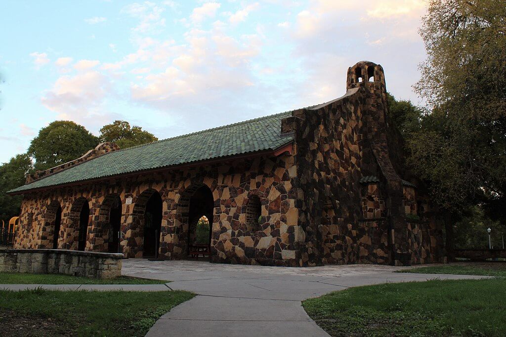 The Main Pavilion at Brackenridge Park / Wikimedia Commons / Dogfort04
Link: https://commons.wikimedia.org/wiki/File:Brackenridge_Park_Pavilion.jpg