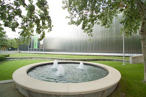 Fountain Outside the Museum of Fine Art, Houston / Flickr / mosaiconhermann
Link: https://flic.kr/p/nSadg 
