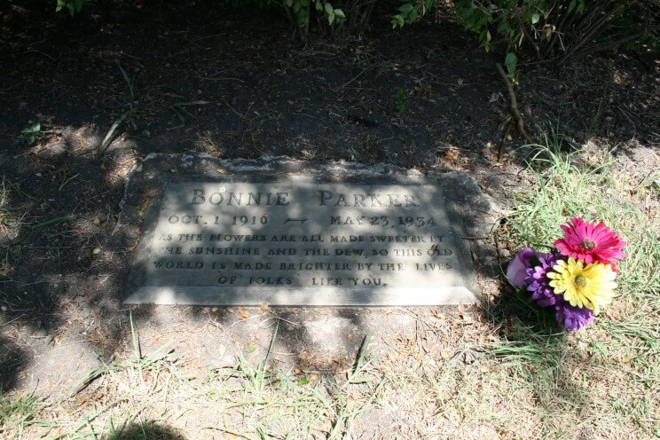 Grave of Bonnie Parker / Wikipedia Commons / Michael W. Pocock
Link: https://commons.wikimedia.org/wiki/File:Bonnie_parker_grave.jpg