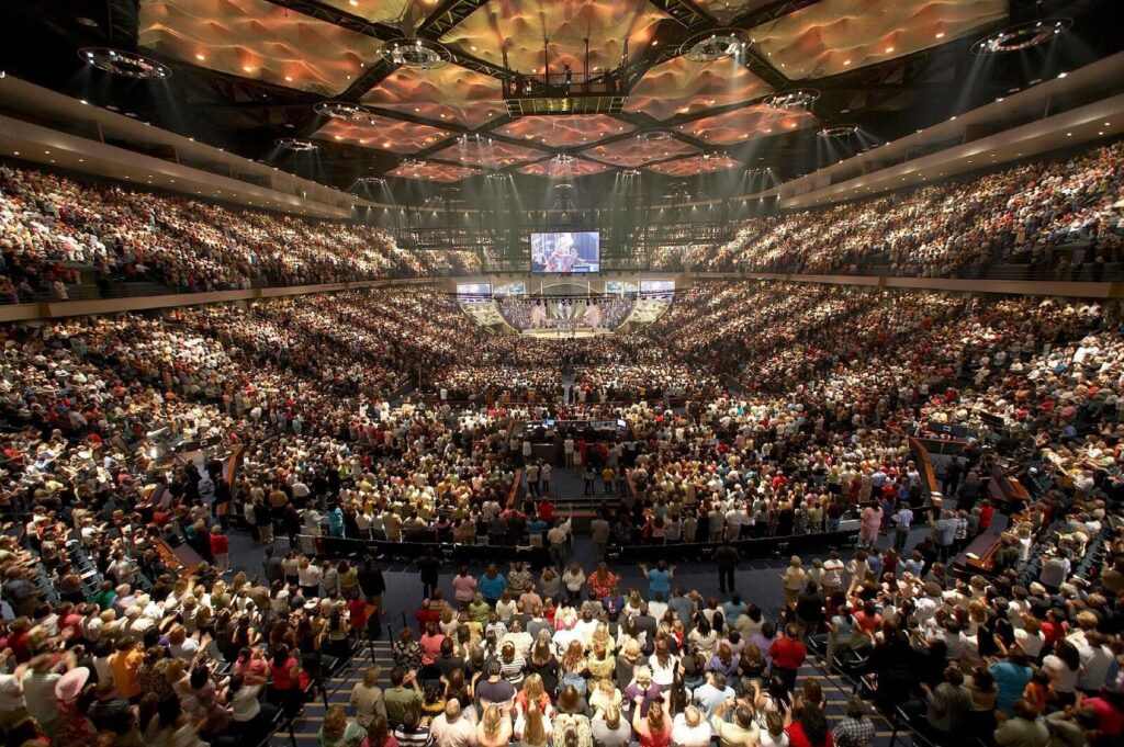 Lakewood Church worship in 2013 / Wikimedia Commons / ToBeDaniel
Link: https://commons.wikimedia.org/wiki/File:Lakewood_worship.jpg