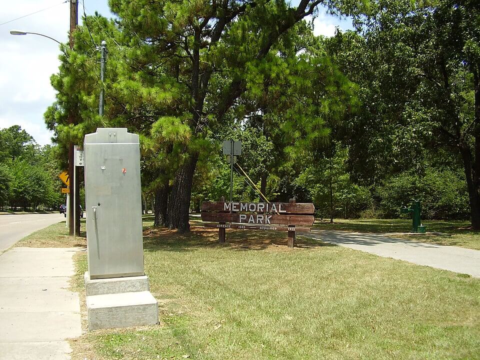 A view of Memorial Park Hike and Bike Trailhead / WIkipedia / WhisperToMe
Link: 
https://en.wikipedia.org/wiki/Memorial_Park,_Houston#/media/File:MemorialParkSignHoustonTX.JPG