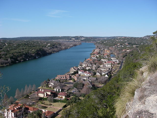 Views from the Mount Bonnell / Wikipedia / leaflet
link:
https://en.wikipedia.org/wiki/Mount_Bonnell#/media/File:Mount_Bonnell_2008.jpg