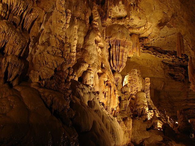 Natural Bridge Caverns / Wikipedia / Rei


Link: https://en.wikipedia.org/wiki/Natural_Bridge_Caverns#/media/File:NaturalBridgeCaverns11.jpg