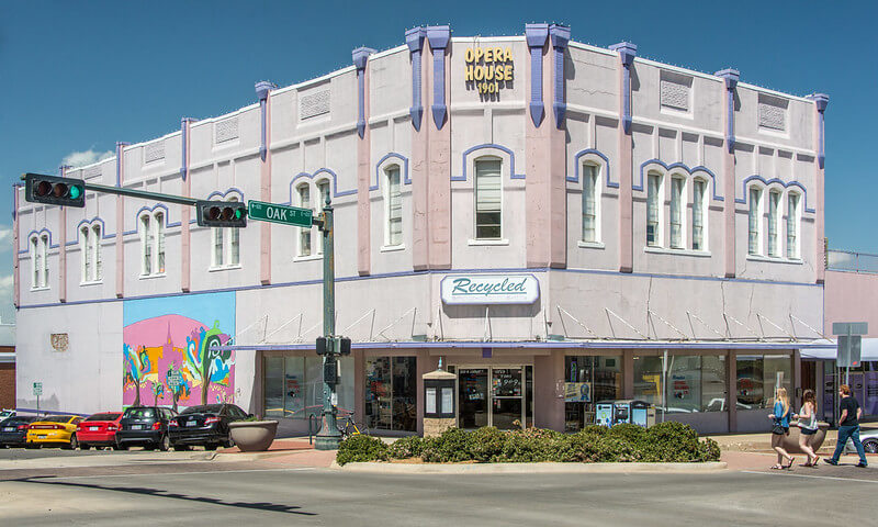 Exterior view of Recycled Books / Flickr / Ken Kanouse
Link: https://flickr.com/photos/kkanouse/14234971154/