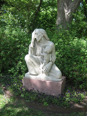 Sculpture at the Umlauf Sculpture Garden and Museum / Flickr / Joediev
Link: https://flic.kr/p/4DQAHB