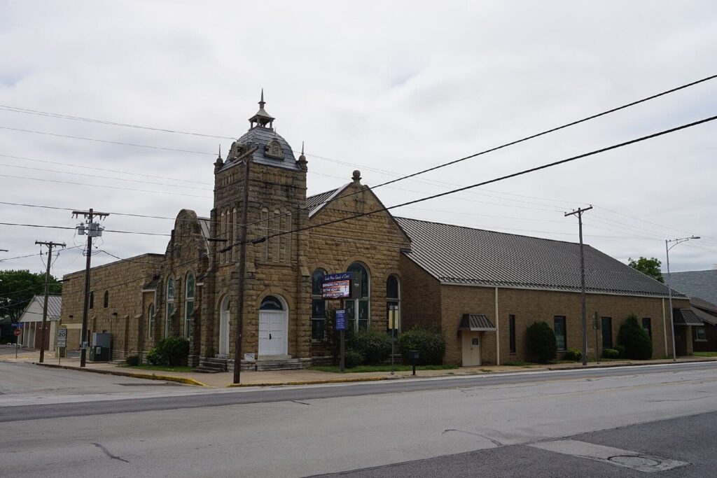 South Main Church of Christ in Weatherford, Texas / Wikimedia Commons / Michael Barera
Link: https://commons.wikimedia.org/wiki/File:Weatherford_May_2017_08_(South_Main_Church_of_Christ).jpg