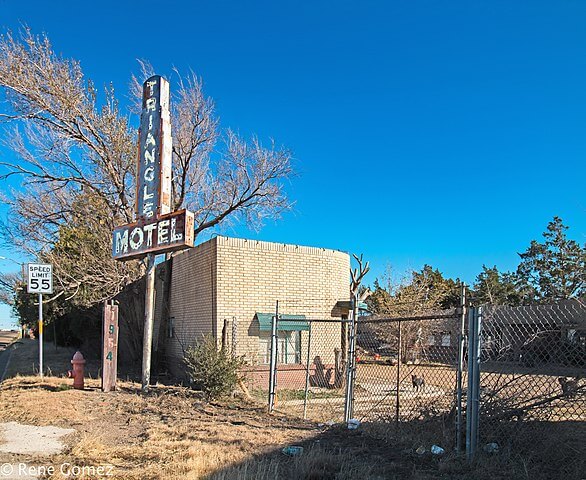 The Rundown Triangle Motel / Wikimedia Commons / Renelibrary

Link: https://upload.wikimedia.org/wikipedia/commons/thumb/d/d8/TriangleHotel_%281_of_1%29.jpg/586px-TriangleHotel_%281_of_1%29.jpg