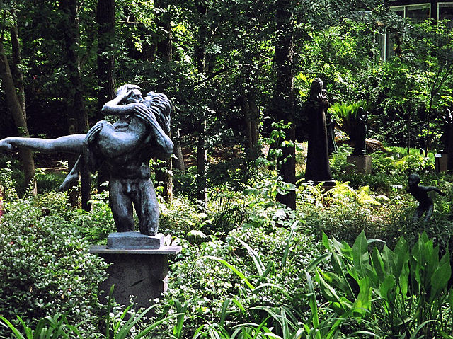 A Picture of Sculpture at Umlauf Sculpture Garden and Museum / Wikipedia / Larry D. Moore
link:
https://en.wikipedia.org/wiki/Umlauf_Sculpture_Garden_and_Museum#/media/File:Umlauf_garden1_2006.jpg
