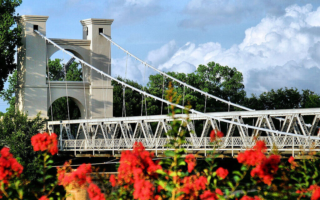 The Waco Suspension Bridge / Wikimedia Commons / 10chumphreys
Link: https://commons.wikimedia.org/wiki/File:Waco_Suspension_Bridge_in_Waco,_Texas.JPG