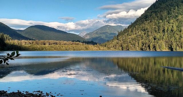 Deer Lake Cabins / Wikipedia / mmmmngai@rogers.com
Link: https://upload.wikimedia.org/wikipedia/commons/f/f4/Deer_Lake%2C_Sasquatch_Provincial_Park.jpg