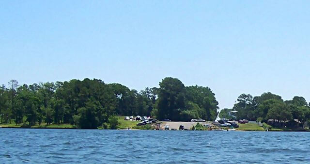 Lake Conroe / Wikimedia Commons / Epicanis
Link: https://upload.wikimedia.org/wikipedia/commons/7/7a/The_free_public_boat_launch_at_Lake_Conroe_-_panoramio.jpg