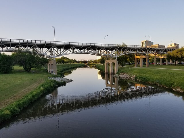 Trinity Park Bridge / Pixabay / Samsung Sm-N950u

Link: https://pixabay.com/photos/trinity-park-bridge-fort-worth-tx-3386909/