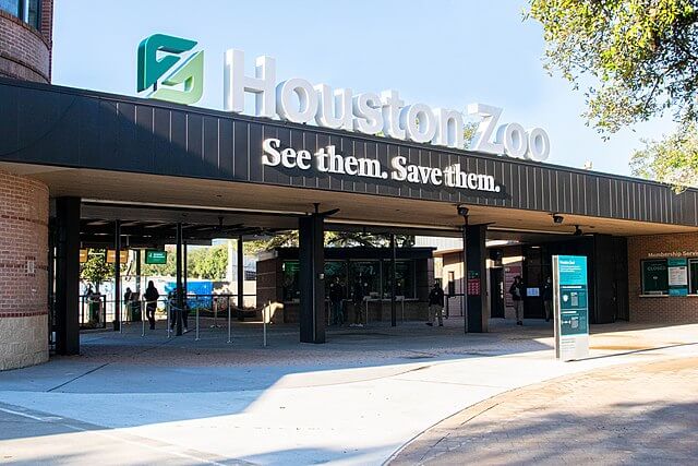 Houston Zoo Main Entrance / Wikimedia Commons / Rasar90

LINK: https://upload.wikimedia.org/wikipedia/commons/8/8e/Houston_Zoo_Main_Entrance.jpg