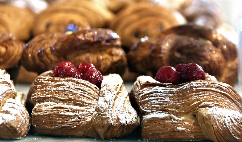 A view of desserts in Bakery Lorraine at the Pearl / Flickr / Thank You (23 millions views)
Link:
https://www.flickr.com/photos/prayitnophotography/52111425438/in/photolist-2noUFfo-2nPoqWh-2nHTx35-2nqRkZT-qWvwhS