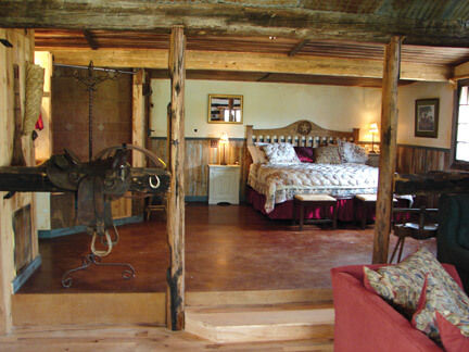 Lodge interior at Barons Creekside/ Flickr https://flickr.com/photos/jayllano/5077451926/