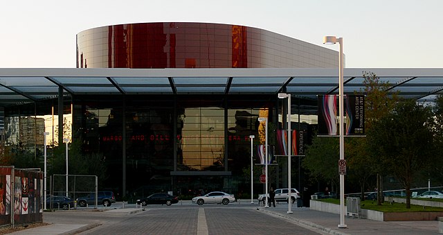 Exterior view of the Dallas Opera House / Wikimedia Commons / Andreas Praefcke.

Link: https://commons.wikimedia.org/wiki/File:Winspear_Opera_House_20.jpg