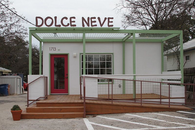 The entrance of Dolce Neve Gelato / Flickr / The Austinot 
Link: 
https://www.flickr.com/photos/theaustinot/11823737795/in/photolist-j1S1bS-j1QSXK-j1RgGc-j1Py5Z-j1TMEY-j1PGQK-j1PKjc-j1RLsQ-j1PvST-j1RNsS-j1RA17-j1Tr73