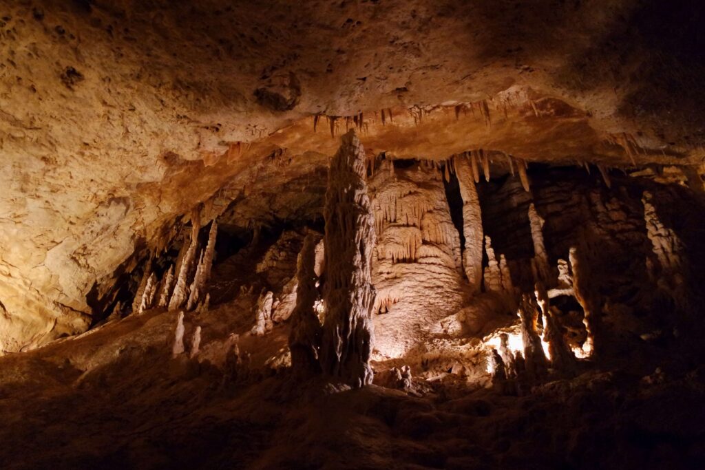 Inside the natural bridge caverns / Flickr
https://flickr.com/photos/alexander_burakov/30051387186/