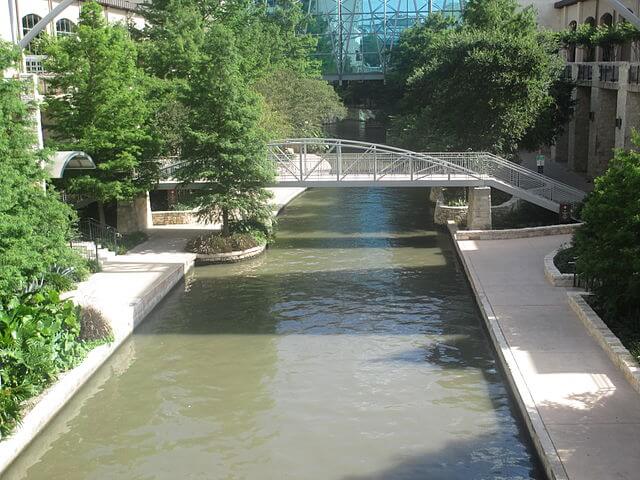 A Side View of the San Antonio Riverwalk / Wikimedia Commons / Billy Harthorn.

Link: https://commons.wikimedia.org/wiki/File:San_Antonio_Riverwalk_(2013)_IMG_7600.JPG