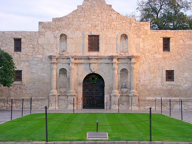 An Exterior View of The Alamo Building / Wikimedia Commons / KelliMays.

Link: https://commons.wikimedia.org/wiki/File:The_Alamo_in_San_Antonio_Texas.jpg