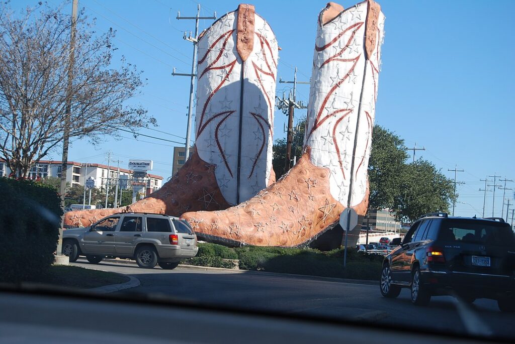 North Star Mall Entrance
Wikimedia
Link: https://upload.wikimedia.org/wikipedia/commons/thumb/1/14/San_Antonio_has_Big_Boots.jpg/800px-San_Antonio_has_Big_Boots.jpg