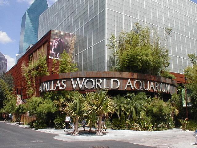 View of Dallas World Aquarium's Entrance / Wikipedia / Jay R Simonson / 
Link: https://en.wikipedia.org/wiki/Dallas_World_Aquarium#/media/File:Dallas_World_Aquarium_Entrance.JPG